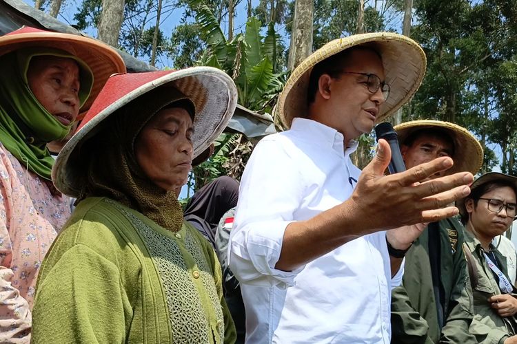 Calon Presiden Nomor urut 1 Anies Baswedan saat diminta keterangan terkait agenda kampanyenya di Pangalengan, Kabupaten Bandung, Jawa Barat pada Rabu (29/11/2023)