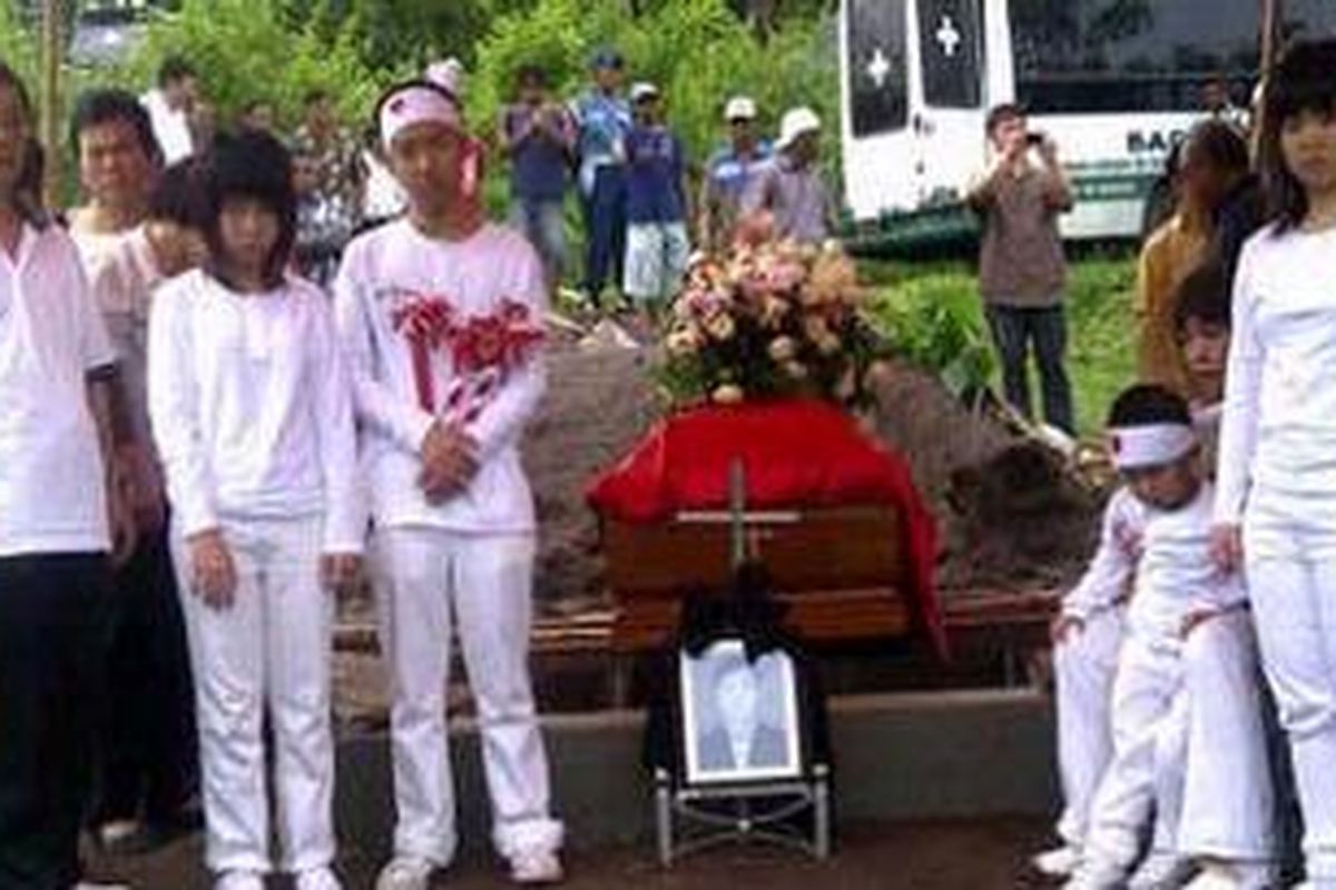 Suasana pemakaman almarhum Tan Harry Tantono alias Ayung di Surabaya. Ayung adalah pemilik PT Sanex Steel Indonesia, perusahaan peleburan besi di Jalan KH Syech Nawawi Blok A nomor 1, Kawasan Industri Tiga Raksa, Cikupa, Tangerang, Banten. Dia tewas dibunuh di kamar 2701 Swiss Belhotel, Sawah Besar, Jakarta Pusat, Kamis (26/1/2012) malam. John Kei telah ditetapkan sebagai tersangka kasus ini.