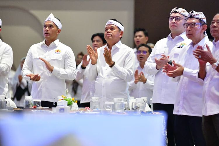 Gubernur Jawa Barat Dedi Mulyadi bersama Ketua Kadin Umum, Anindya Bakrie. 