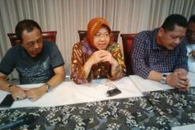 Risma (tengah) bersama wakil walikota dan ketua DPRD Surabaya