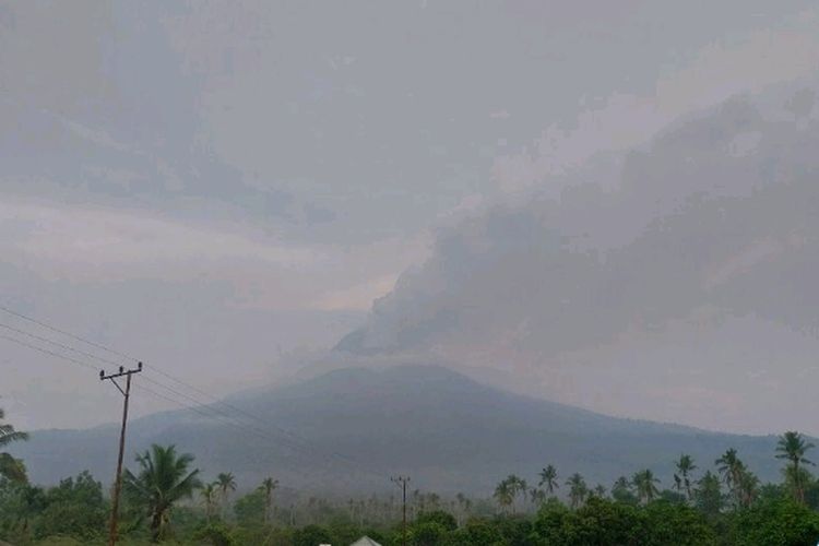 Gunung Lewotobi Laki-laki di Kabupaten Flores Timur, Nusa Tenggara Timur (NTT) kembali meletus pada Rabu (3/1/2024).