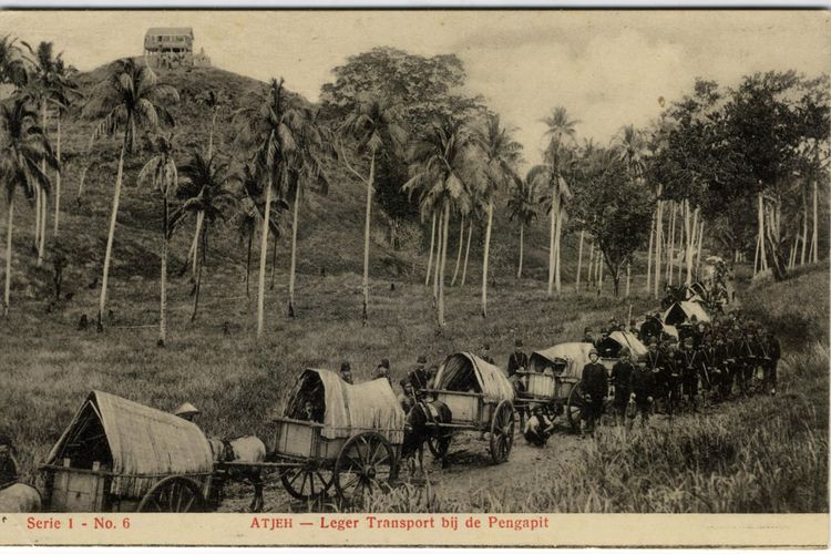 Kartu pos yang menggambarkan konvoi pasukan Belanda semasa Perang Aceh (1905-1919)