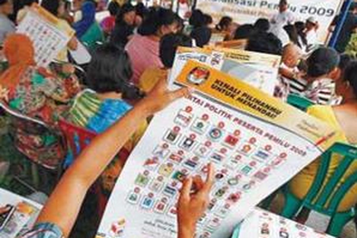 Menjelang waktu pemungutan suara, 9 April mendatang, sosialisasi pemilu terus dilakukan oleh Komisi Pemilihan Umum, seperti kepada warga di pinggiran rel di kawasan Menteng Jaya, Menteng, Jakarta, Minggu (5/4).