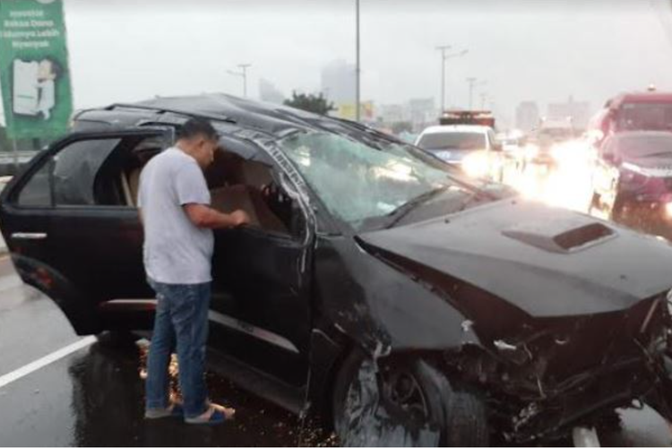 Berdasarkan unggahan akun media sosial, @TMCPoldaMetro, kecelakaan pertama terjadi di Tol dalam kota dengan titik kenal jalan layang Grogol arah bandara. Terpantau mobil Sport Utility vehicle (SUV) bermerek Toyota Fortuner ringsek lantaran tergelincir.
