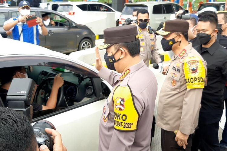 Kapolri Jenderal Listyo Sigit Prabowo saat menyapa pemudik yang melintas di GTKalikangkung Semarang, Rabu (27/4/2022)