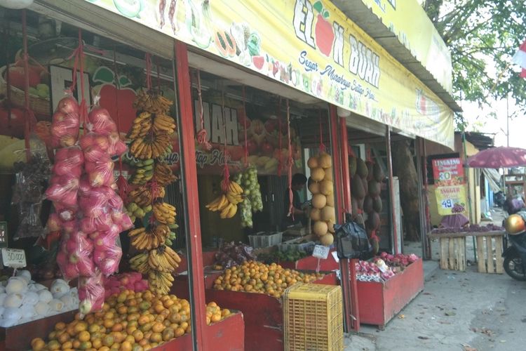 Aksi dua pemuda mendatangi kios penjual buah dengan membawa senjata tajam di Jalan Siliwangi, Kelurahan Nagasari, Kecamatan Karawang Barat, Kabupaten Karawang terekam kamera CCTV. Videonya pun viral di media sosial (medsos).