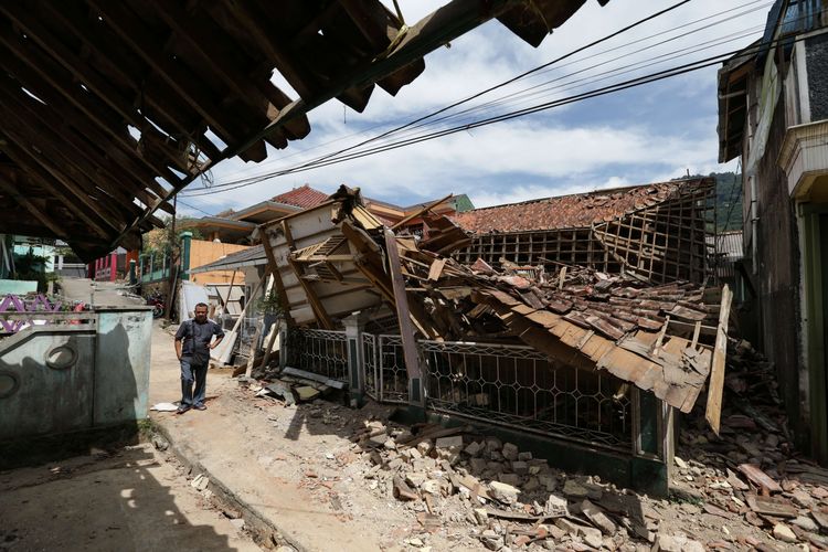 Kerusakan akibat gempa di Kampung Cibeureum Kaler, Desa Cibeureum, Kecamatan Cugenang, Kabupaten Cianjur, Jawa Barat, Selasa (22/11/2022). Sedikitnya 162 orang meninggal dunia, 326 warga luka-luka, dan 13.784 orang mengungsi akibat gempa bermagnitudo 5,6 di Cianjur.