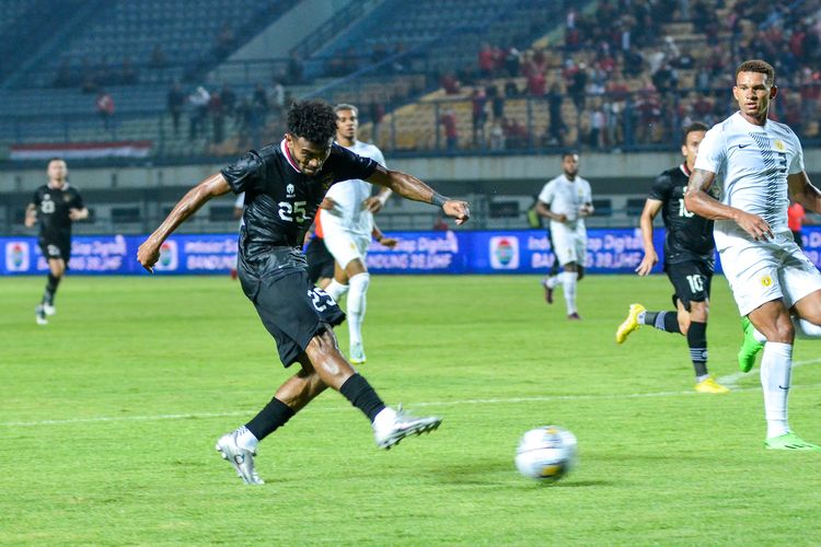 Wing back Timnas Indonesia Yacob Sayuri melepas tendangan dalam pertandinga FIFA Match Day Indonesia vs Curacao, Sabtu (24/9/2022) di Stadion Gelora Bandung Lautan Api (GBLA).