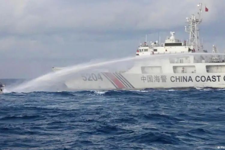 Kapal penjaga pantai China berusaha menghalau kapal Filipina di kawasan sengketa Laut China Selatan.