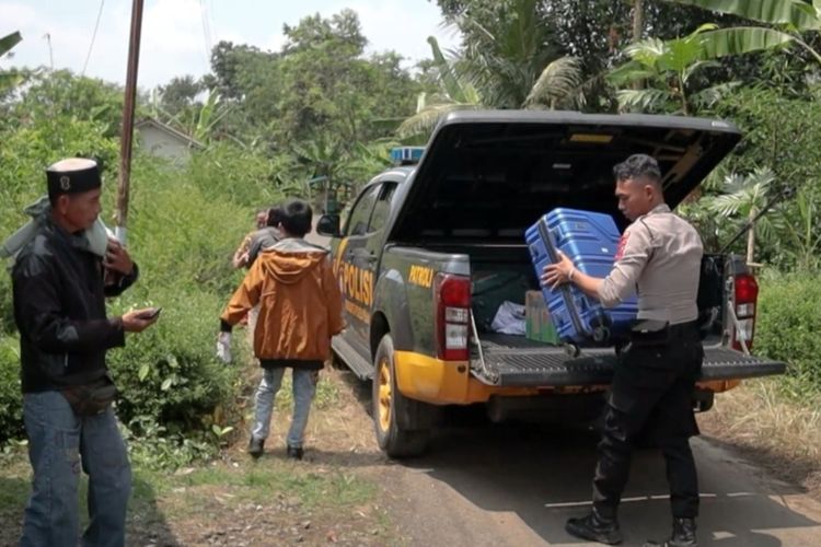 Anggota kepolisian Polres Pemalang tengah membantu mengantarkan ke rumahnya dan mengangkat barang milik pemudik, Rabu (19/4/2023)
