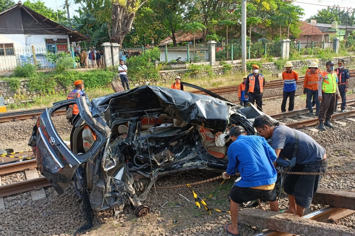 Proses evakuasi minibus Avanza yang terlibat kecelakaan dengan kereta api jarak jauh Argo Sindoro di pelintasan kereta api jalan Gedung Walet, Desa Mekarsari, Tambun Selatan, Kabupaten Bekasi, Selasa (21/6/2022). Setelah memakan waktu kurang lebih 1,5 jam, minibus itu berhasil di evakuasi dan selanjutnya akan dibawa ke unit Laka Lantas Polres Metro Bekasi.