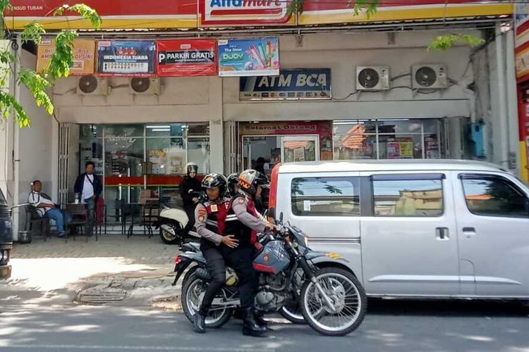 Polisi melakukan olah kejadian perkara di dua minimarket di Jalan Panglima Sudirman, dan Jalan RE Martadinata, Tuban, Jawa Timur,yang di rampok oleh kawanan orang tidak dikenal. Senin (8/9/2025)