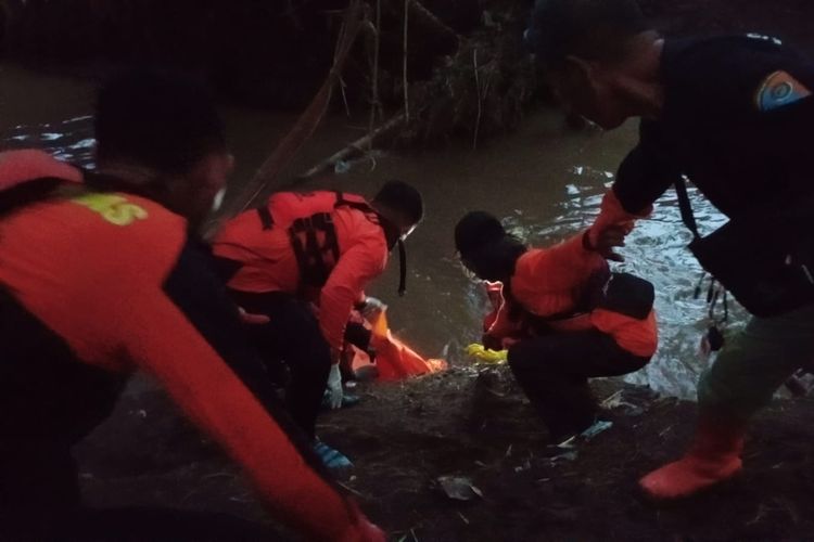 Petugas gabungan saat mengevakuasi jasad Siti Amanah, ibu yang hanyut terseret air bah di Sungai Krasak Nganjuk, Selasa (5/12/2023) petang