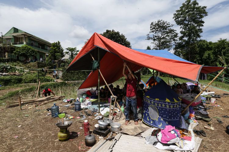 Warga di Kampung Cibeureum Kaler, Desa Cibeureum, Kecamatan Cugenang, Kabupaten Cianjur, Jawa Barat, mengungsi di tenda darurat dampak gempa bumi di Cianjur, Selasa (22/11/2022). Sedikitnya 162 orang meninggal dunia, 326 warga luka-luka, dan 13.784 orang mengungsi akibat gempa bermagnitudo 5,6 di Cianjur.