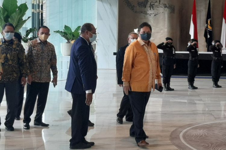 Ketua Umum Partai Golkar Airlangga Hartarto tiba di Nasdem Tower, Jakarta, untuk bertemu dengan Ketua Umum Partai nasdem Surya Paloh, Kamis (10/3/2022) 