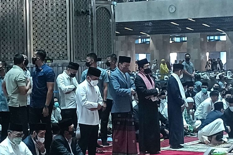 Presiden Joko Widodo saat melaksanakan shalat sunah jelang shalat Idul Adha di Masjid Istiqlal, Jakarta Pusat, Minggu (10/7/2022).