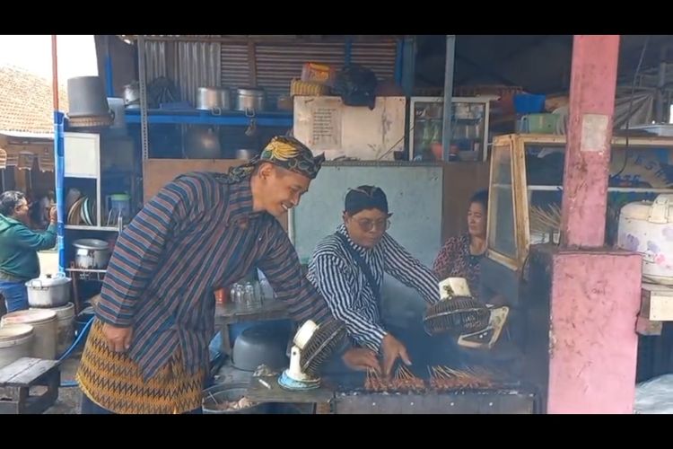 Hari Kartini 2026: Pedagang Pasar Hewan Ambarawa Kompak Berkebaya dan Kenakan Busana Adat Jawa