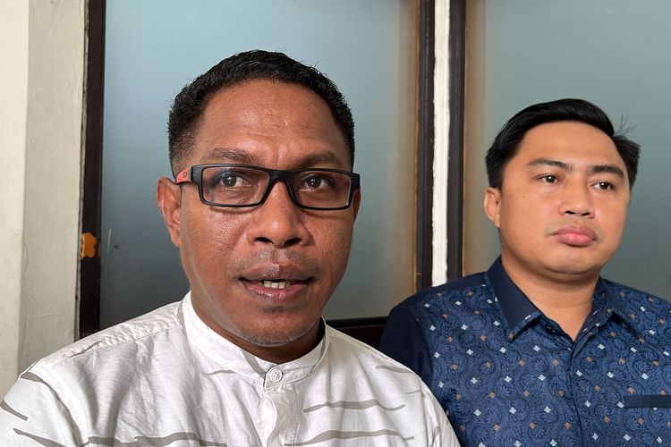 Tim Kuasa Hukum Gubernur nonaktif Papua Lukas Enembe, Emanuel Herdiyanto saat ditemui di Pengadilan Negeri (PN) Jakarta Selatan, Selasa (2/5/2023).