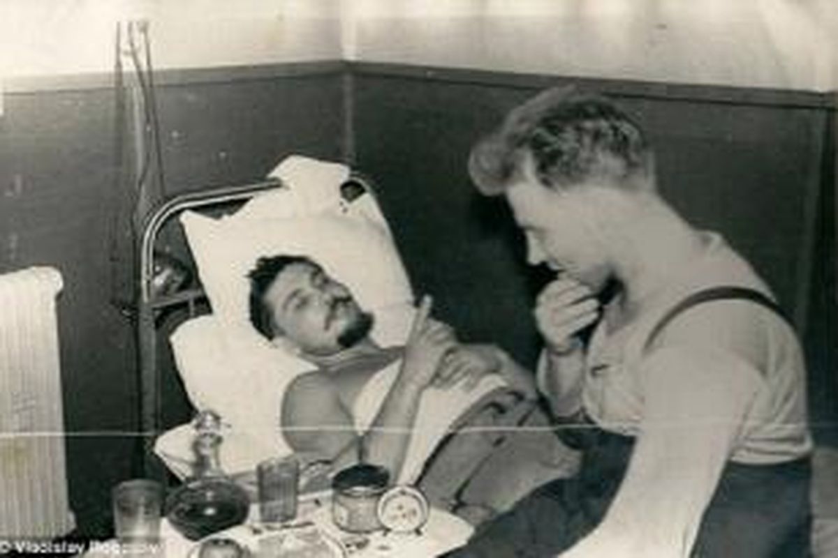 Leonid Rogozov (terbaring di tempat tidur) bersama teman satu timnya di Antartika.