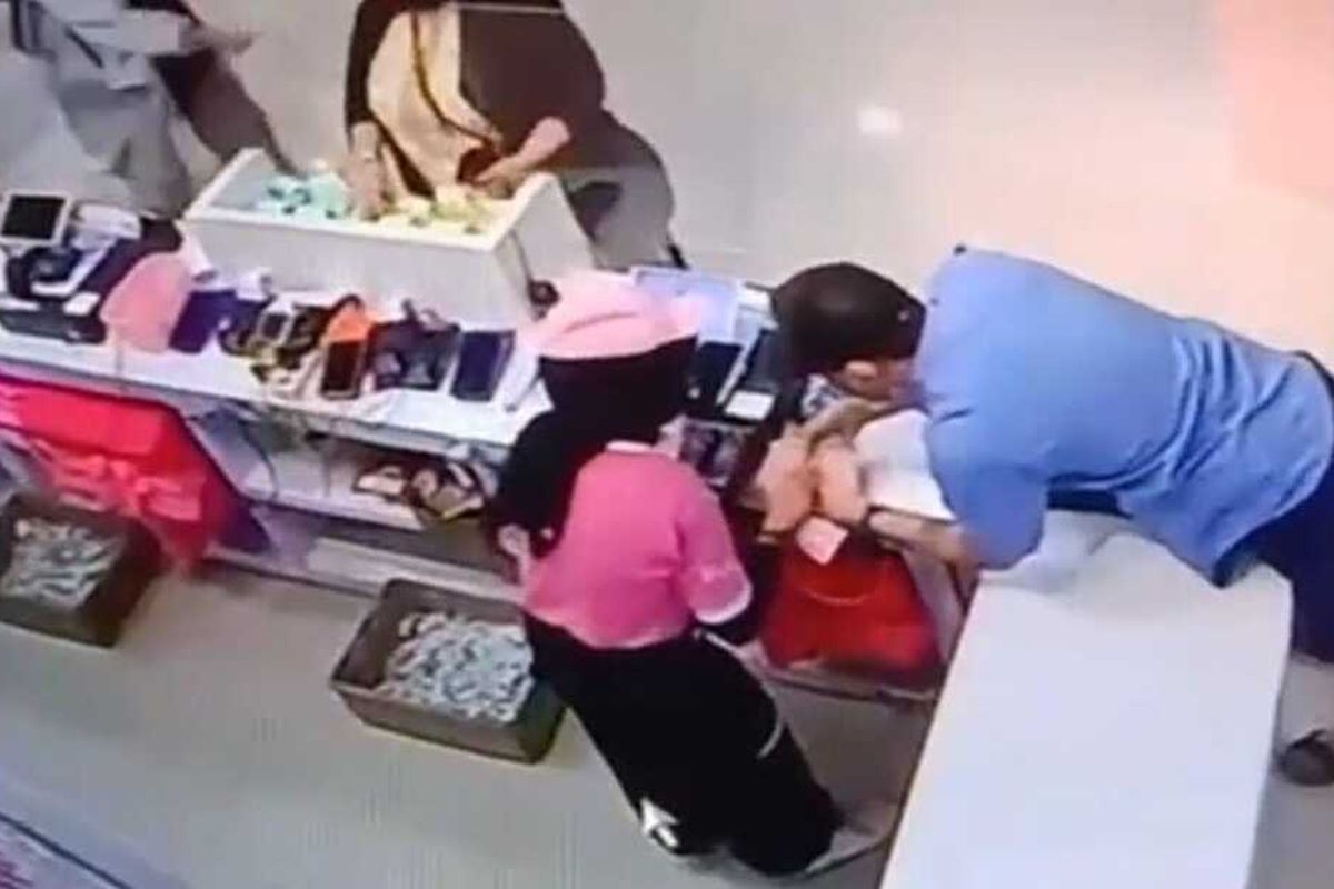 Tangkapan layar enam orang Warga Negara Asing (WNA) terekam CCTV diduga melakukan aksi pencurian bermodus gendam terhadap kasir sebuah toko ritel di kawasan Jalan Kedung Cowek, Surabaya, pada Senin (20/2/2023) sore.