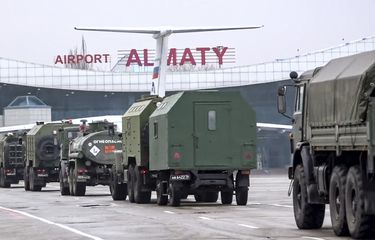 Kendaraan pasukan penjaga perdamaian dari Rusia keluar bandara Almaty, Kazakhstan, Minggu (9/1/2022). Kazakhstan meminta bantuan blok Collective Security Treaty Organization yang dipimpin Rusia untuk memulihkan ketertiban.