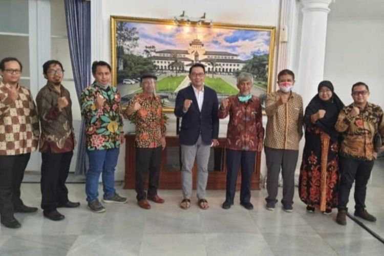 Gubernur Jabar Ridwan Kamil saat menerima kunjungan kerja Polman Bandung terkait pembahasan pembangunan kampus 2 Polman di Cirebon.