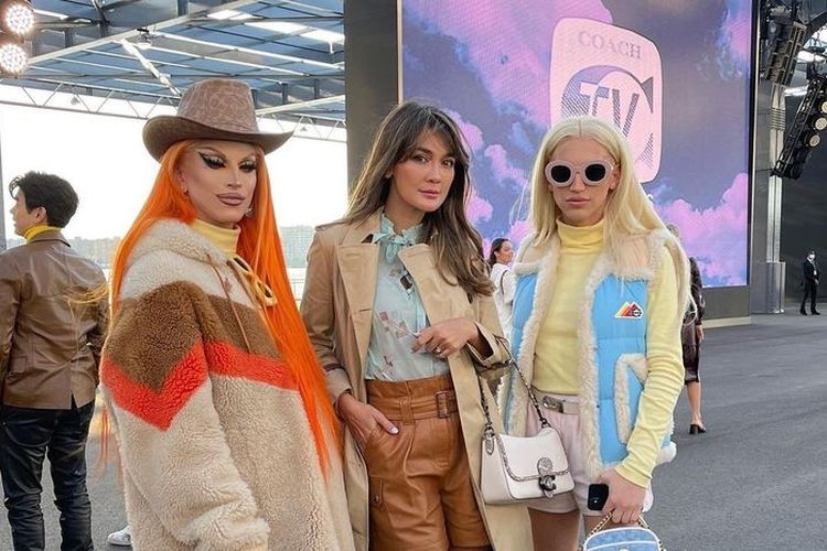 Luna Maya (tengah) saat menghadiri perilisan produk terbaru Coach untuk musim semi 2022 di New York Fashion Week. 