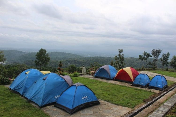 Tempat kemah di Tebing Breksi bernama Watu Tapak Camp Hill Jogja, Kabupaten Sleman (dok. Instagram @watutapak).