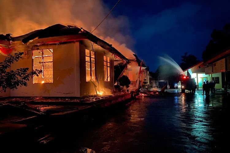 1 Unit Water Canon milik Polres Jayapura, saat dikerahkan untuk memadamkan api yang menyala pasca terbakarnya Kantor Kementerian Agama, Kabupaten Jayapura, Papua, Sabtu (2/9/2023).