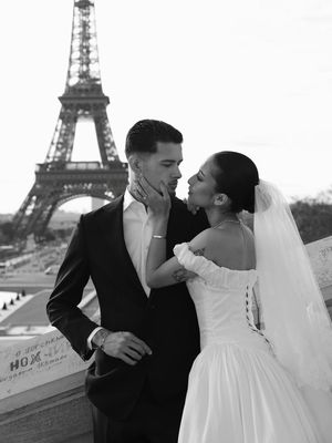 Gaya prewedding Jennifer Coppen dan Justin Hubner di Paris tampil elegan dan klasik, dengan sentuhan modern berlatar romantis Menara Eiffel.

