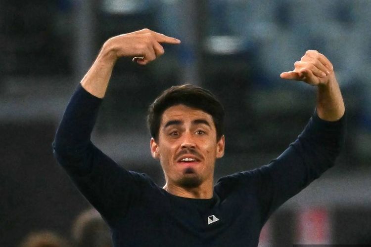 Carlos Cuesta memberikan instruksi dalam pertandingan sepak bola Serie A Liga Italia antara AS Roma vs Parma di Stadion Olimpico, Roma, pada 29 Oktober 2025. (Foto oleh Filippo MONTEFORTE / AFP)