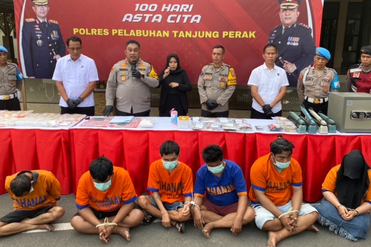 6 pelaku pengedar sabu berhubungan dengan Kampung Narkoba Surabaya, Senin (25/11/2024).
