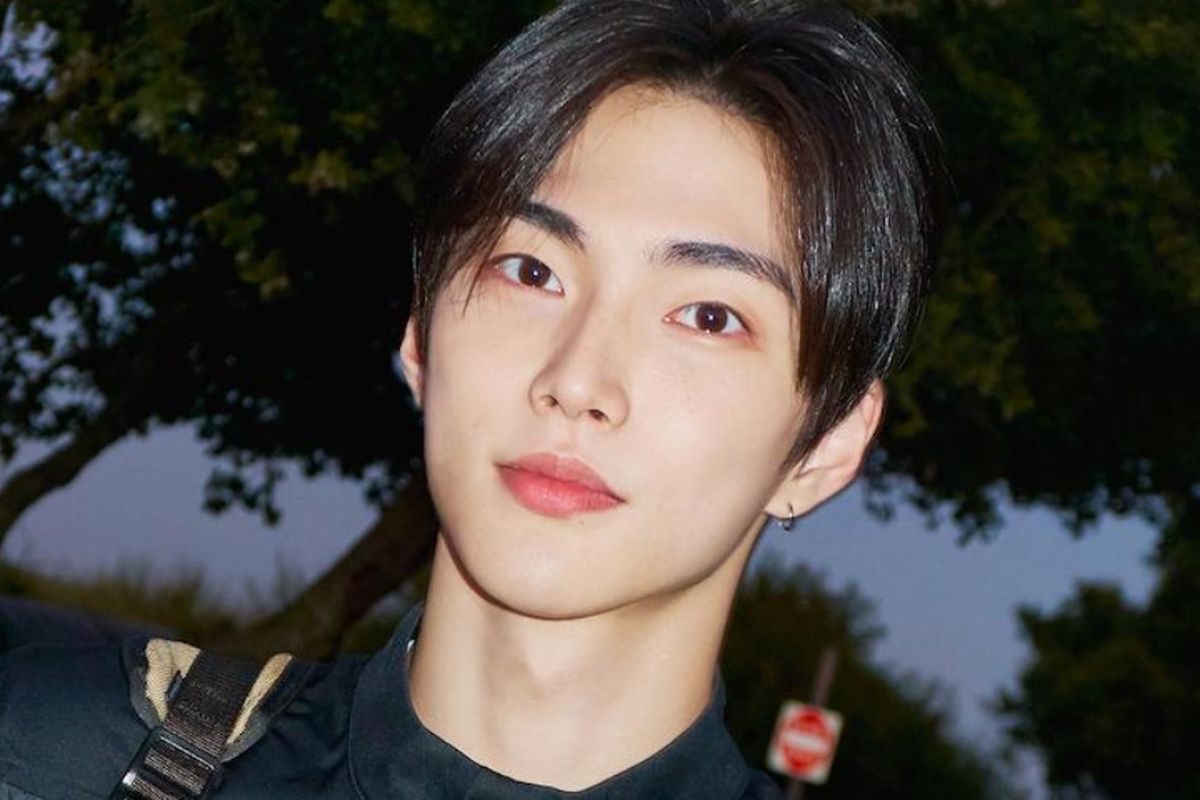 Media sosial digemparkan dengan beredarnya foto member boy group RIIZE, Seunghan, yang tampak sedang mencium kekasihnya di salah satu hotel di Korea Selatan.