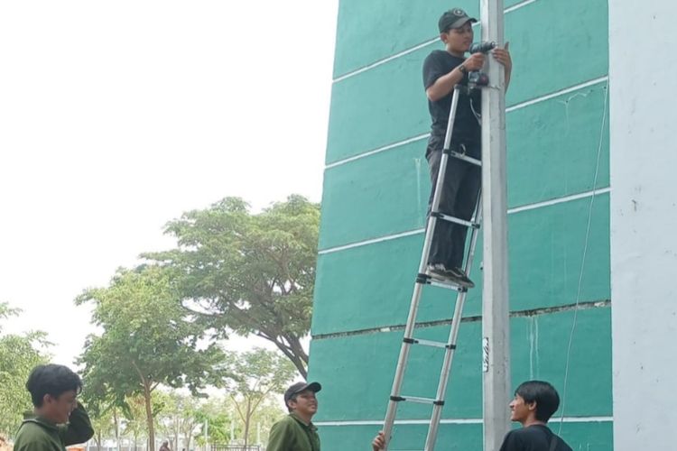 Sejumlah petugas melakukan pemasangan CCTV di Stadion Gelora Bung Tomo, Surabaya, Jawa Timur, Rabu (31/8/2022).