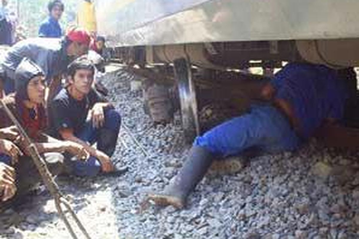 Kereta Anjlok - Seorang teknisi sedang mempelajari bagian roda as kereta Argo Wilis jurusan Bandung-Surabaya yang anjlok di Kampung Cidahu, Desa Mekarmukti, Kecamatan Malangbong, Kabupaten Garut, Jabar, Sabtu (6/9). Tidak ada korban jiwa dalam insiden tersebut.  