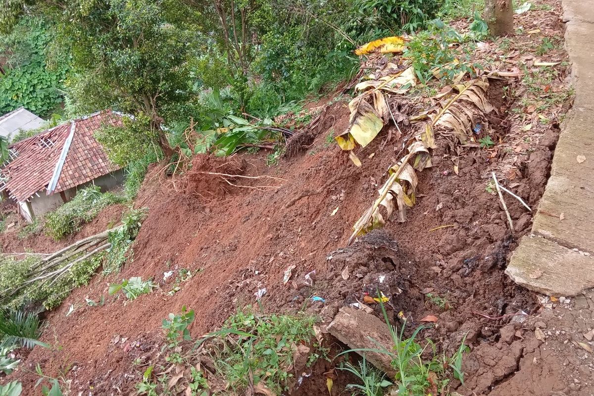 Kondisi longsor di Kabupaten Cianjur, Jawa Barat, yang mengakibatkan empat rumah rusak, Sabtu (8/10/2022)