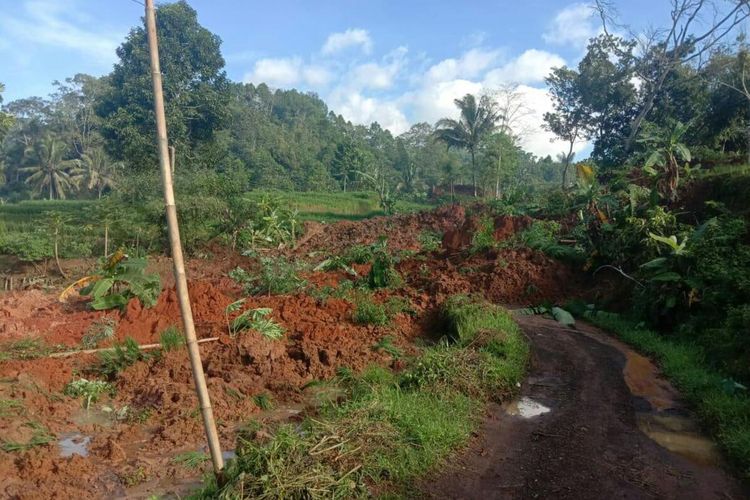 Longsor akibat cuaca buruk menutup akses jalan yang membuat dua desa terisolir di Kecamatan Pagerageung Kabupaten Tasikmalaya, Rabu (8/4/2020).