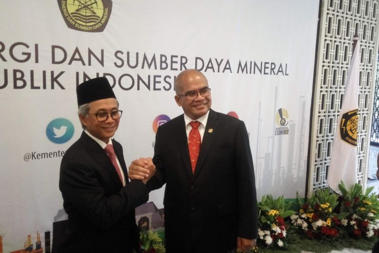 Kepala SKK Migas Dwi Soetjipto (kiri) bersama Amien Sunaryadi di Kantor Kementerian ESDM, Jakarta, Senin (3/12/2018).