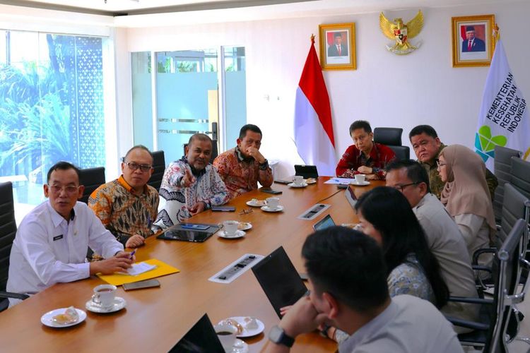 Gubernur Kepulauan Riau (Kepri) Ansar Ahmad bersama Bupati Karimun Aunur Rofik menemui Menteri Kesehatan (Menkes) RI Budi Gunadi Sadikin, di Jakarta, Senin (9/10/2023).
