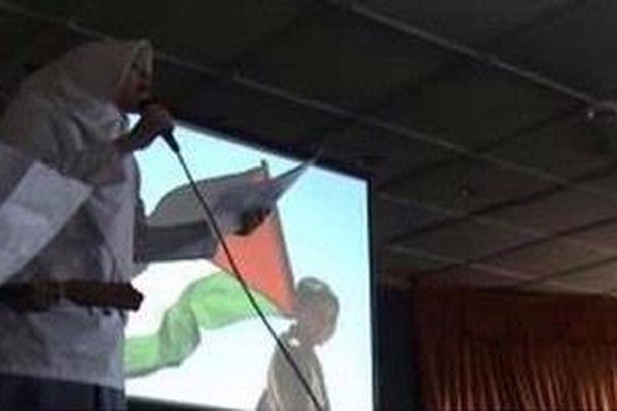 Seorang siswa di Solo membacakan puisi perdamaian untuk Palestina.