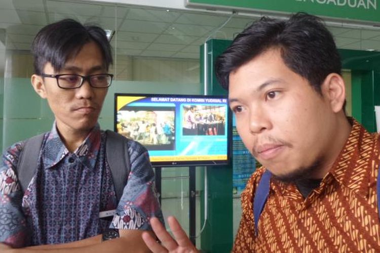 Koordinator Advokasi Lembaga Bantuan Hukum Masyarakat, Muhammad Afif (kiri) dan staf penanganan kasus LBH Masyarakat Yosua Octavian melaporkan hakim ke gedung KY, Jakarta, Selasa (7/3/2017).