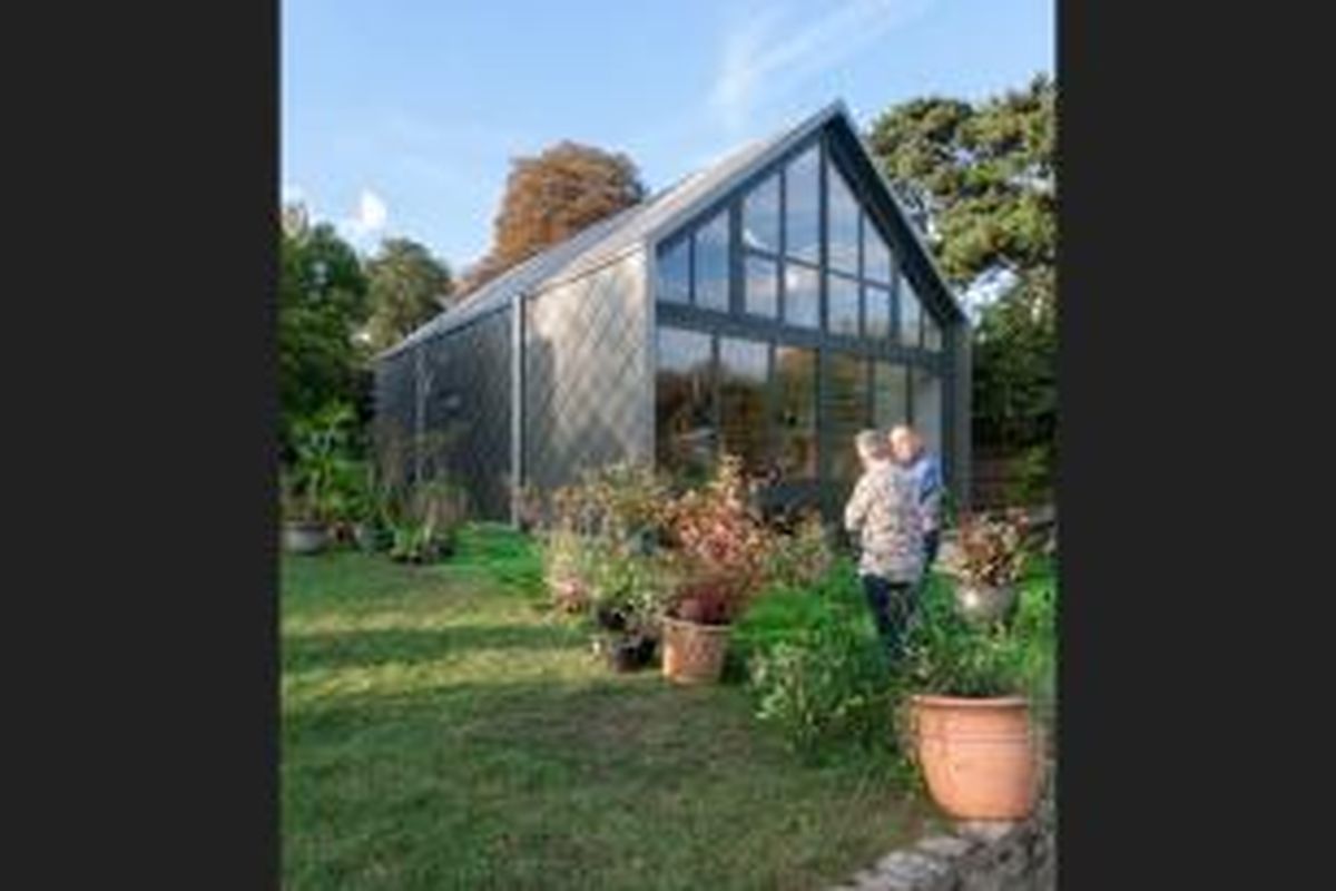 Amphibious Home, yang dibangun oleh Baca Architects, firma arsitektur terkemuka asal London itu, merupakan sebuah rumah keluarga. Rumah itu dibangun di sebuah pulau di tengah sungai Thames, Inggris. 