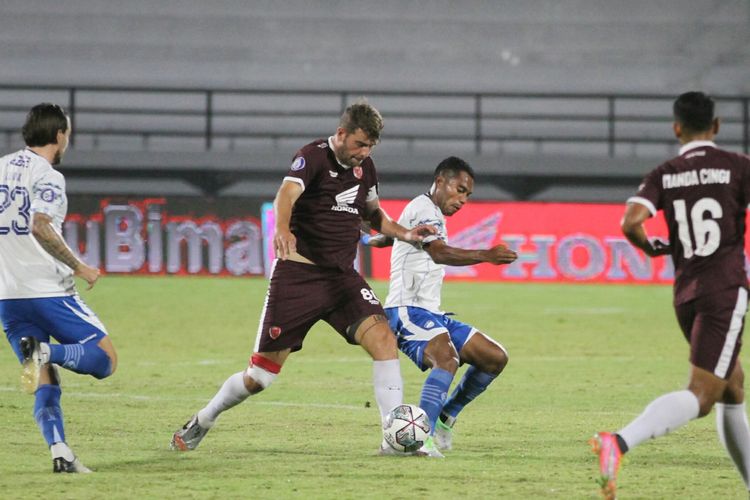 Wiljan Pluim saat membela PSM melawan Persib dalam laga tunda pekan ke-22 Liga 1, kasta tertinggi Liga Indonesia 2021-2022.