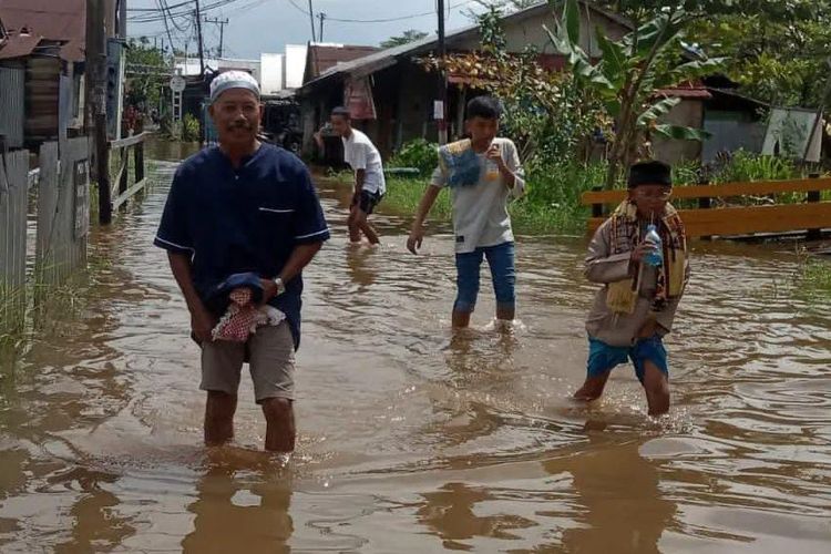 Warga beraktifitas di tengah kepungan banjir rob yang merendam sejumlah wilayah di Banjarmasin, Kalsel, Selasa (24/5/2022). 