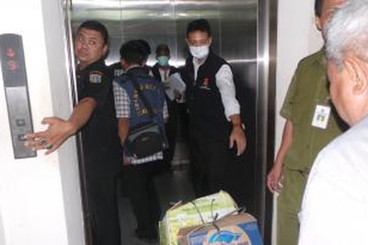 Penyidik Polres Jaktim membawa barang bukti terkait penggeledahan di kantor Sudin Bina Marga Jakarta Timur. Senin (10/8/2015).