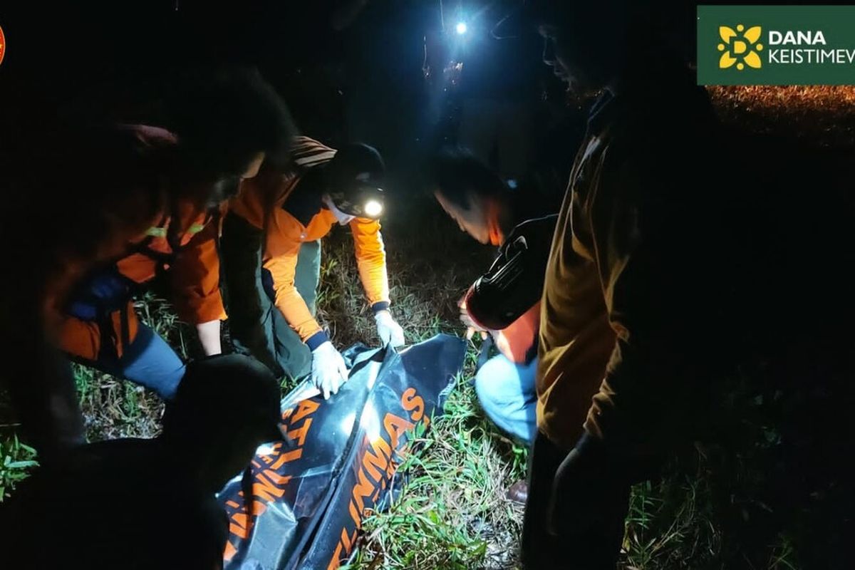 Tim SAR Gabungan mengevakuasi korban yang sempat hilang di Muara Sungai Opak, Bantul