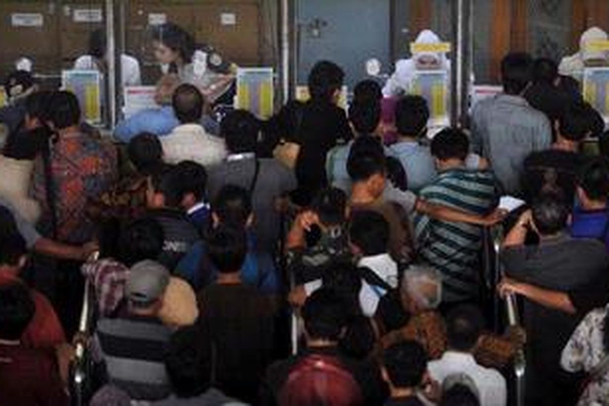 Antrean pembelian tiket kereta api untuk mudik Lebaran di Stasiun Gambir, Jakarta, Selasa (7/5/2013). PT Kereta Api melayani pembelian tiket perjalanan mulai 90 hari sebelum hari keberangkatan. Adanya aturan ini membuat masyarakat mulai memesan tiket kereta jauh-jauh hari.
