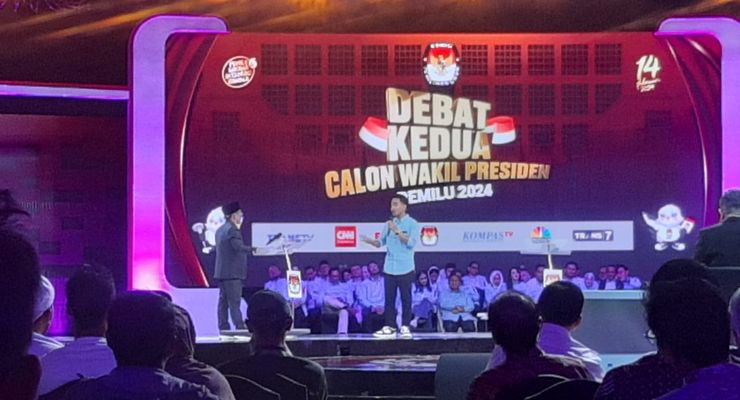 Gibran Hampiri Muhaimin dan Mahfud Saat Jawab Pertanyaan di Debat Cawapres
