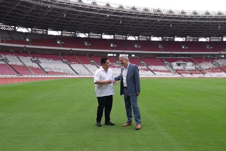 Ketum PSSI dan DIrektur FIFA Pantau Rumput SUGBK