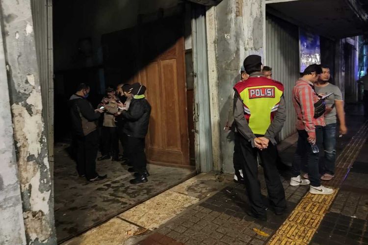 Pihak kepolisian menemukan bahan peledak serta sepucuk senjata api beserta peluru tajam aktif di sebuah rumah di Jalan Asia Afrika, Kota Bandung, Jawa Barat, Senin (6/6/2022) malam.